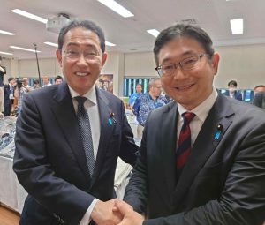 岸田前総理は早稲田大学法学部の先輩です。